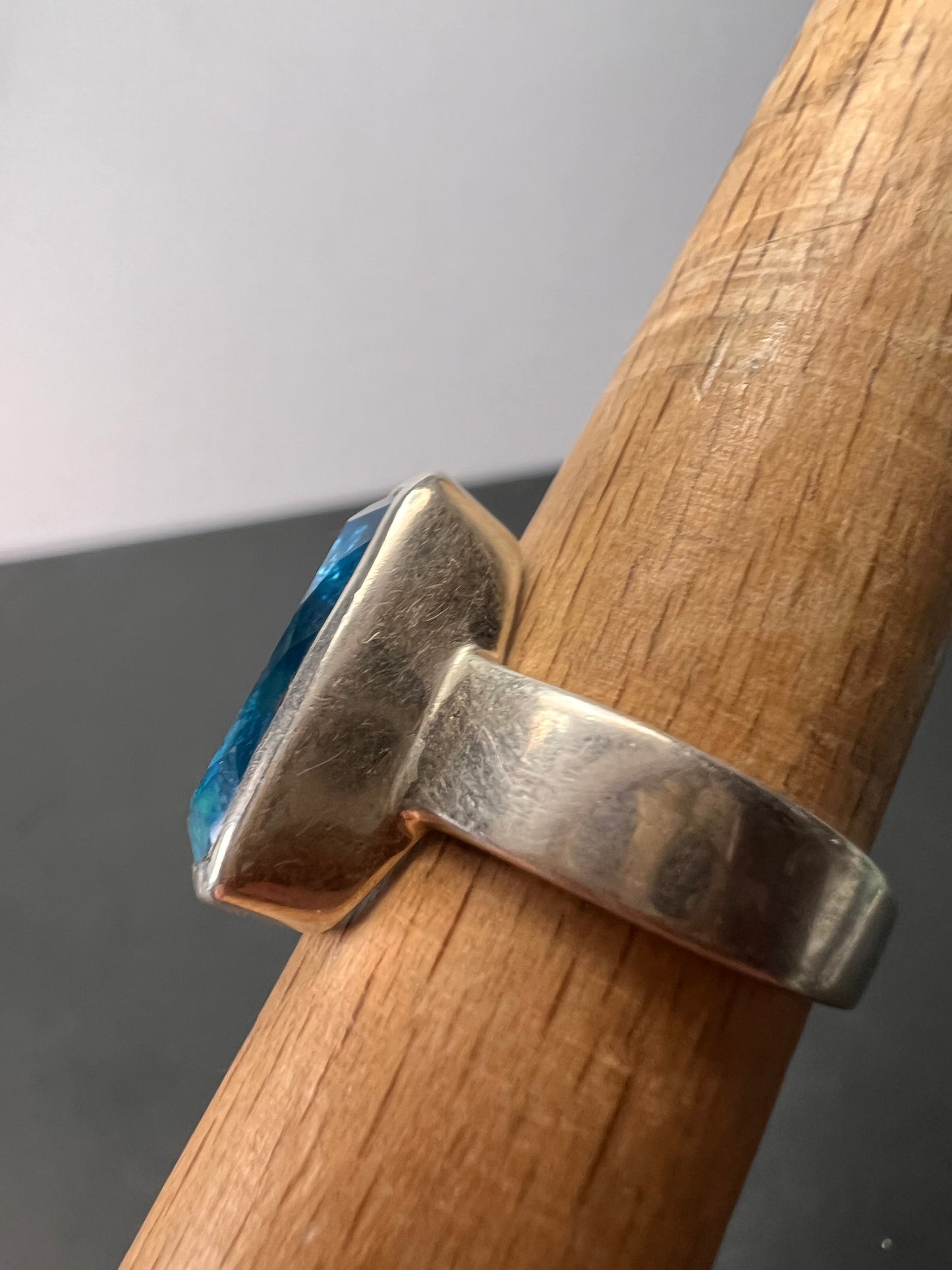 NEW size 8 Swiss blue topaz sterling silver ring size 8.17 grams