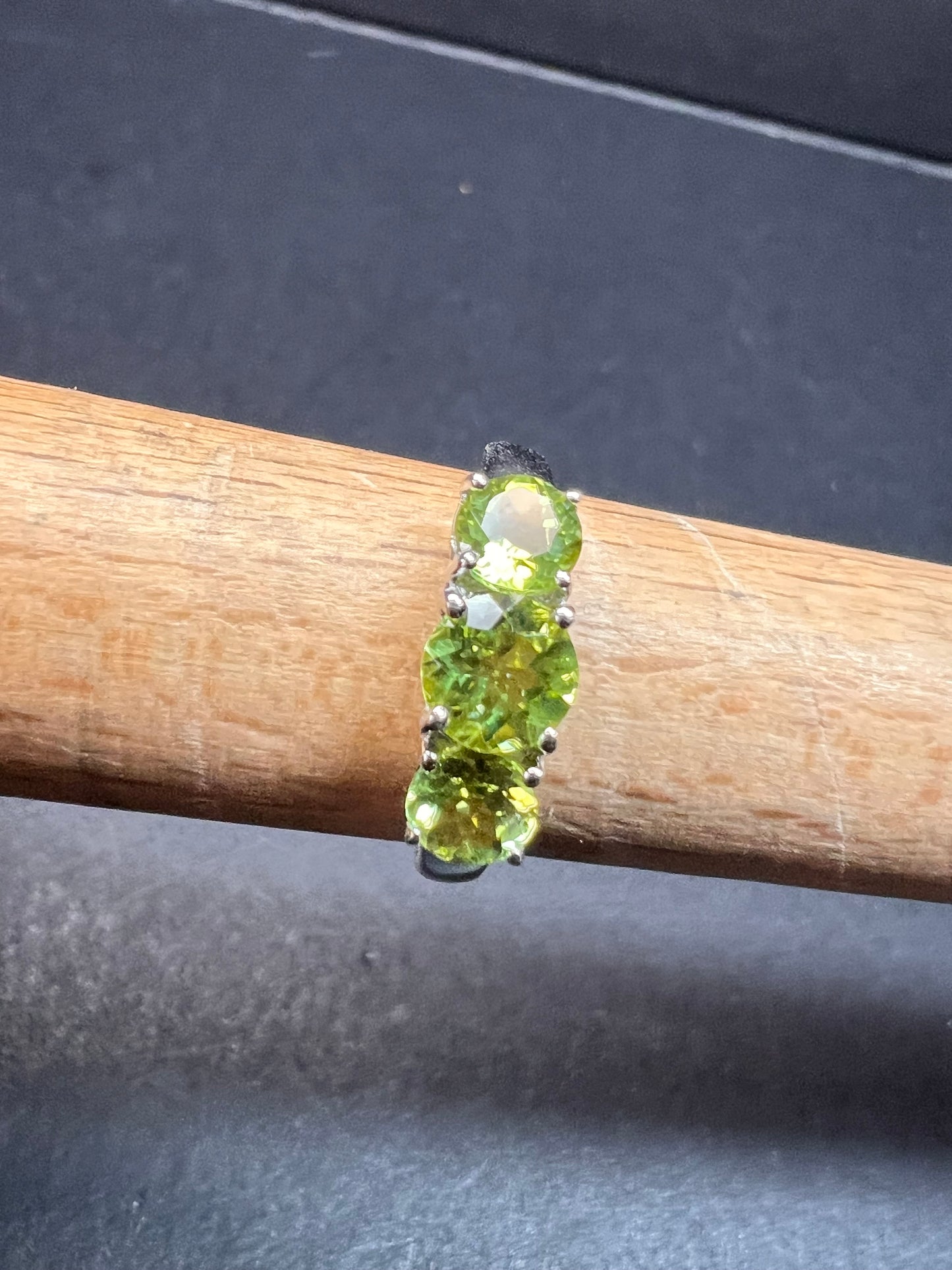 Vintage peridot three stone sterling silver ring size 7