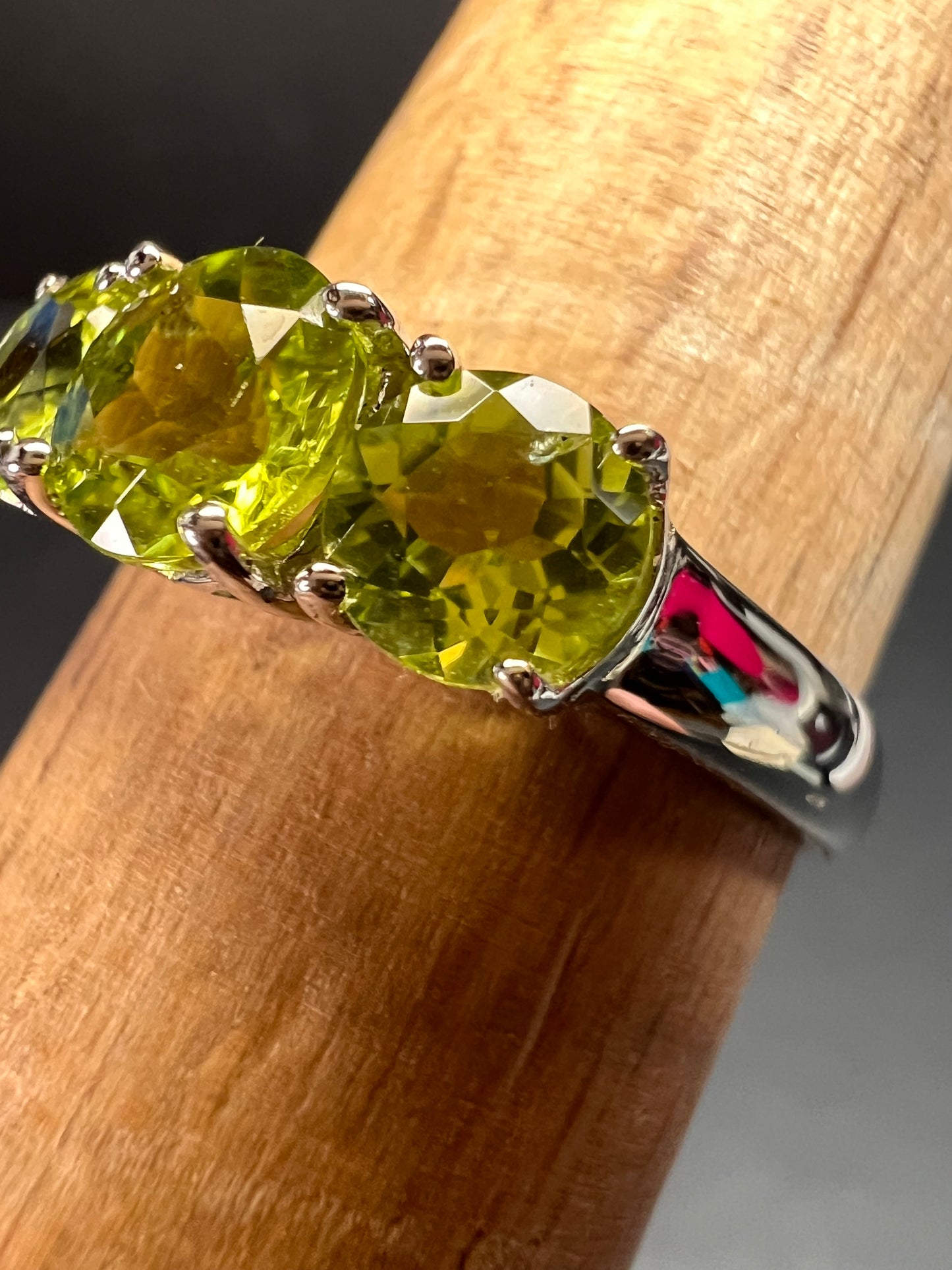 Vintage peridot three stone sterling silver ring size 7