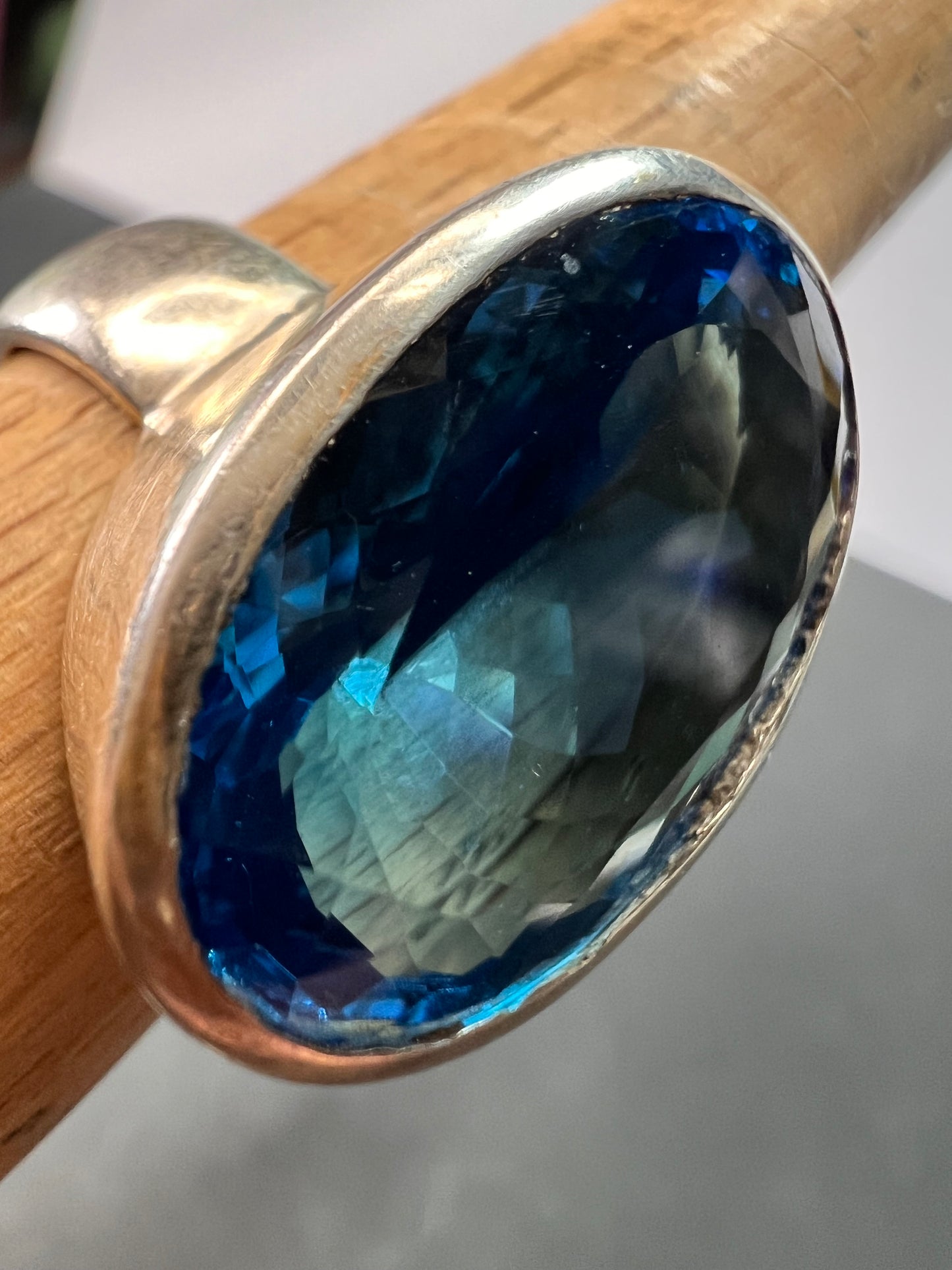 NEW size 8 Swiss blue topaz sterling silver ring size 11.70 grams