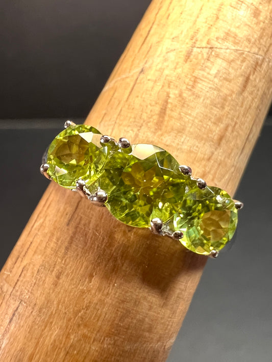 Vintage peridot three stone sterling silver ring size 7