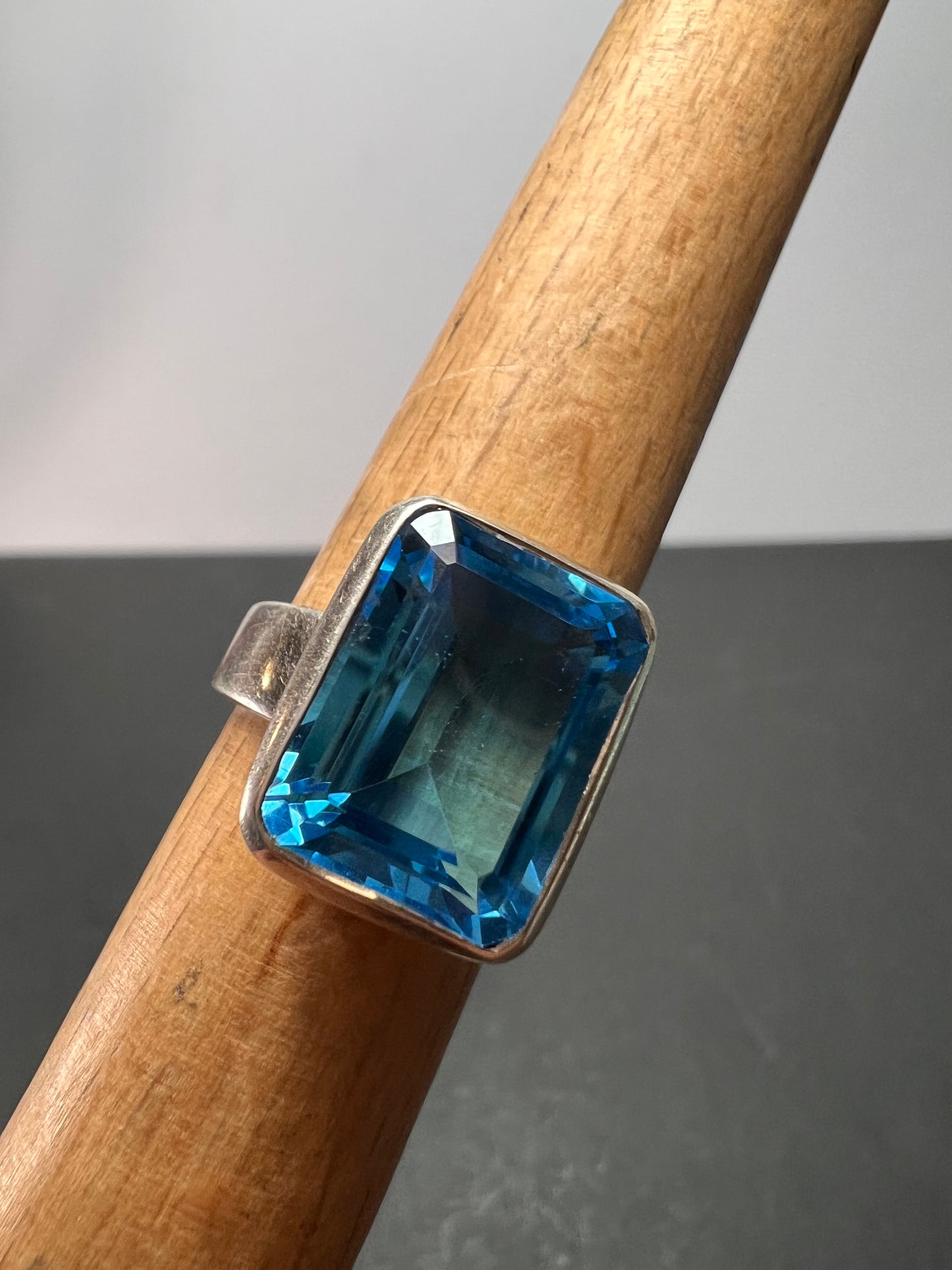NEW Swiss blue topaz sterling silver ring size 7 / 9.43 grams