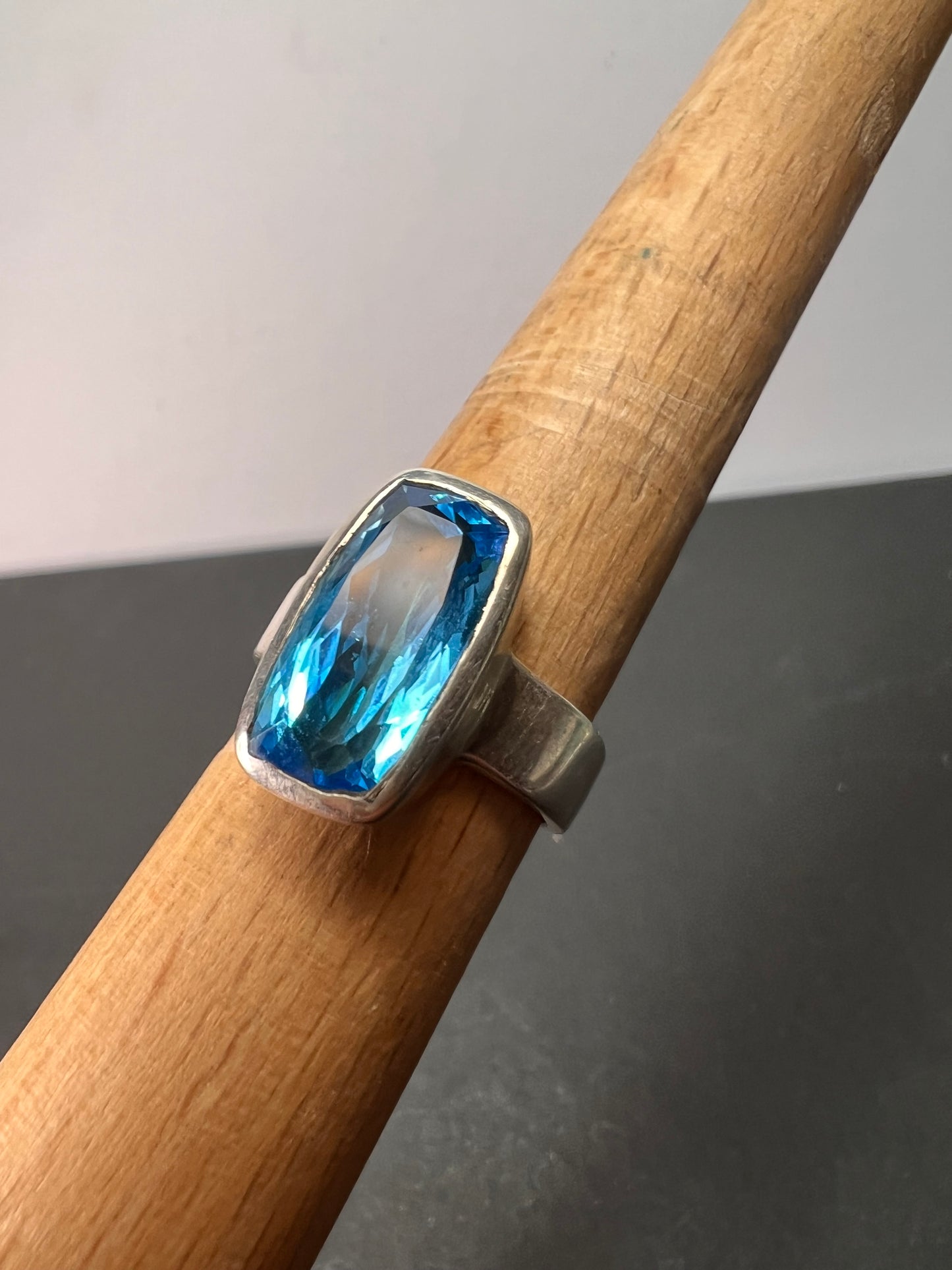 NEW size 8 Swiss blue topaz sterling silver ring size 8.17 grams