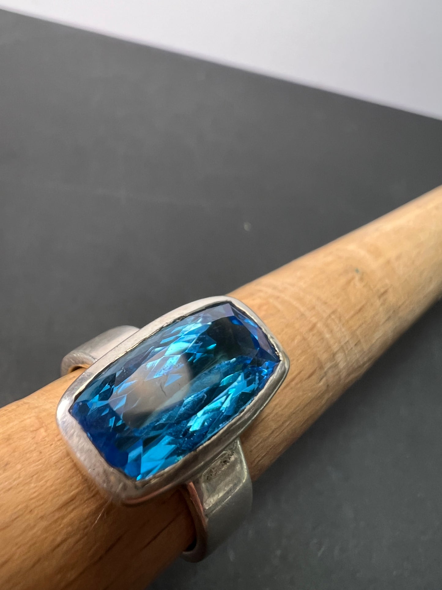 NEW size 8 Swiss blue topaz sterling silver ring size 8.17 grams