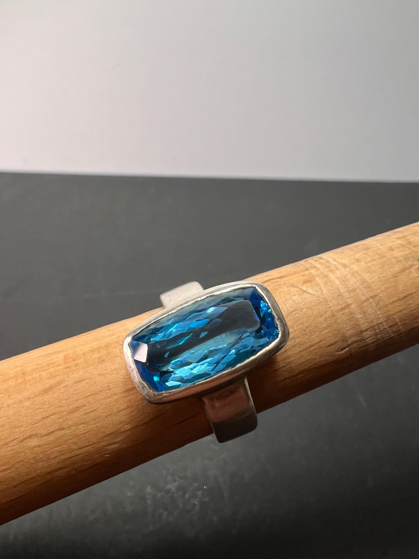 NEW size 8 Swiss blue topaz sterling silver ring size 8.17 grams