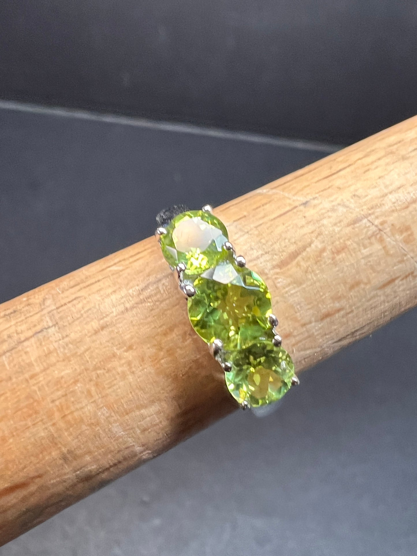 Vintage peridot three stone sterling silver ring size 7