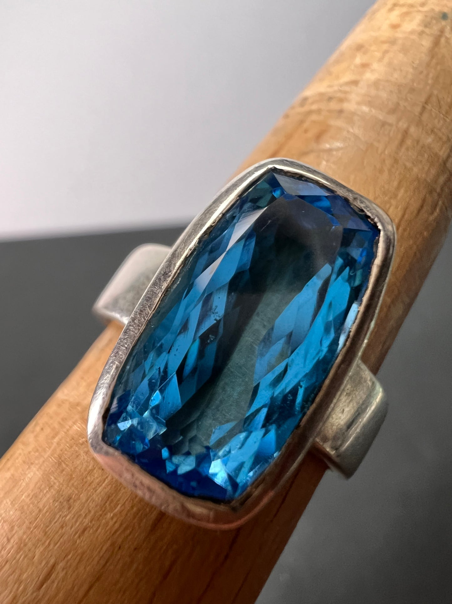 NEW size 8 Swiss blue topaz sterling silver ring size 8.17 grams