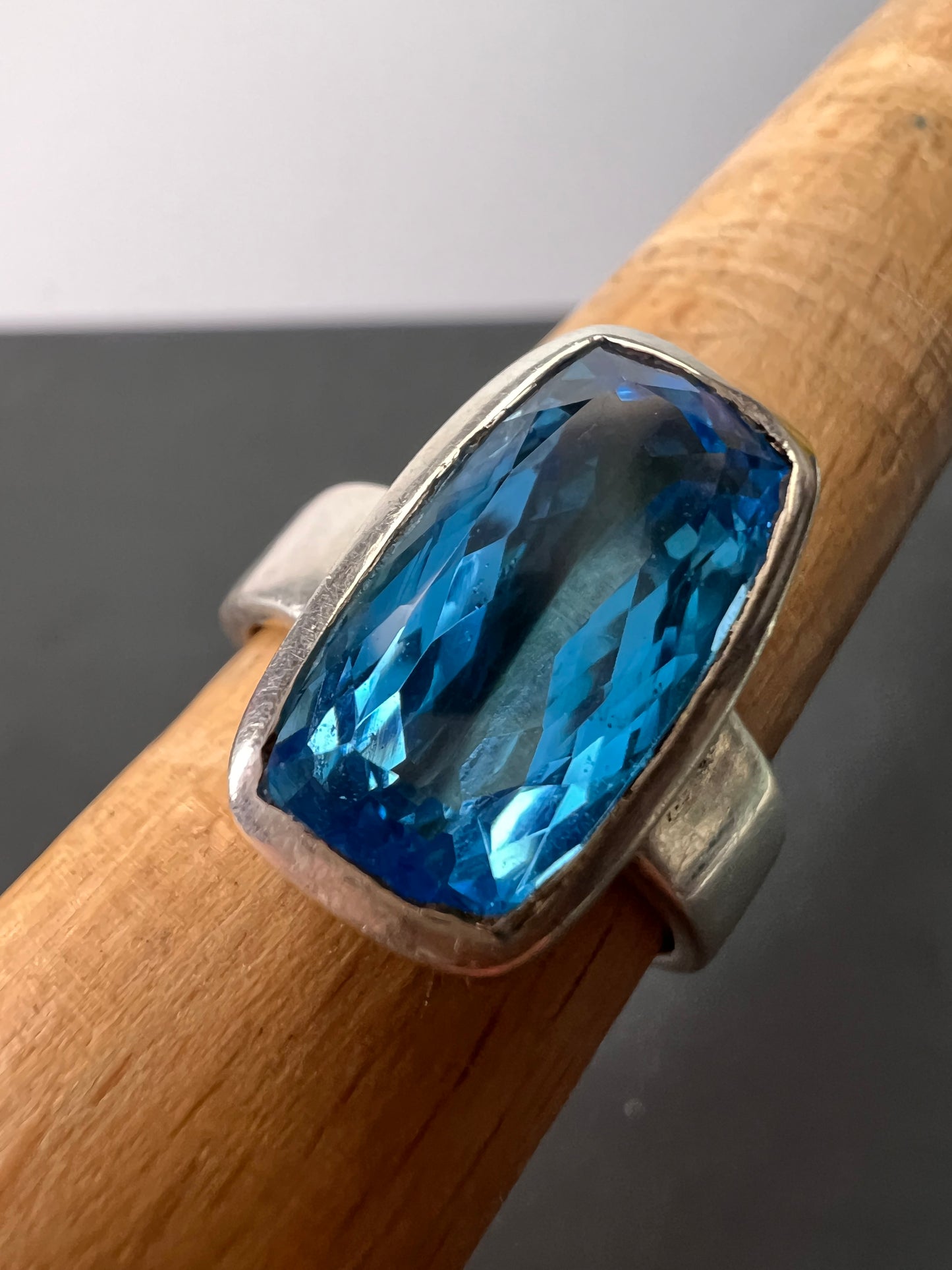 NEW size 8 Swiss blue topaz sterling silver ring size 8.17 grams