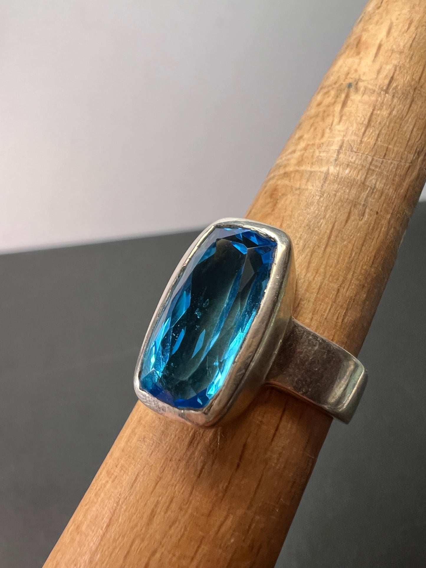 NEW size 8 Swiss blue topaz sterling silver ring size 8.17 grams