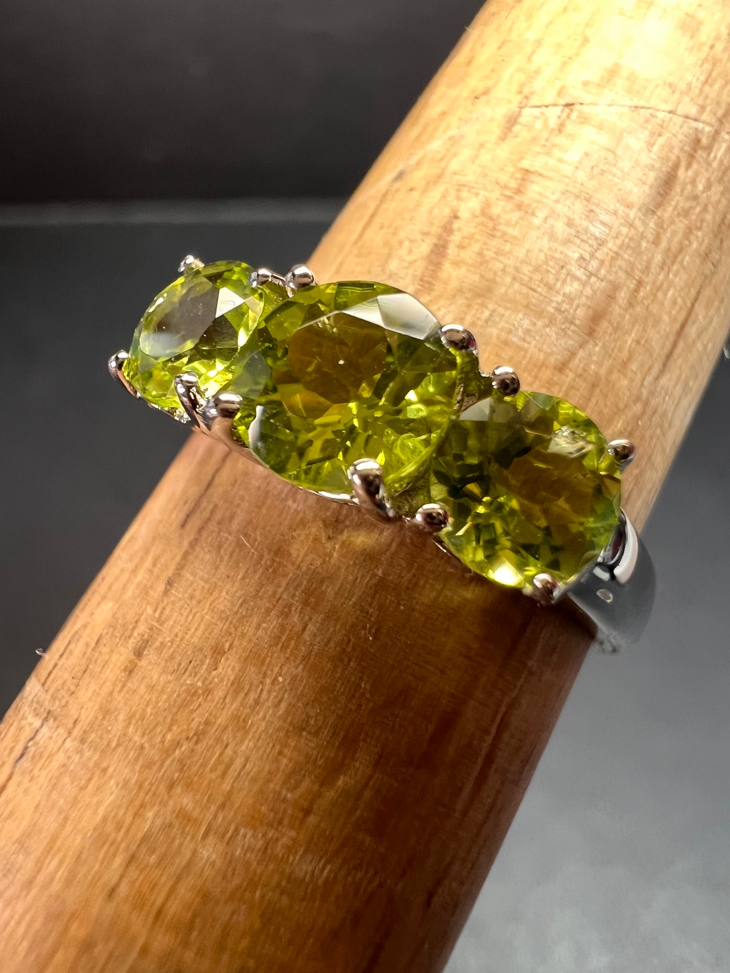 Vintage peridot three stone sterling silver ring size 7