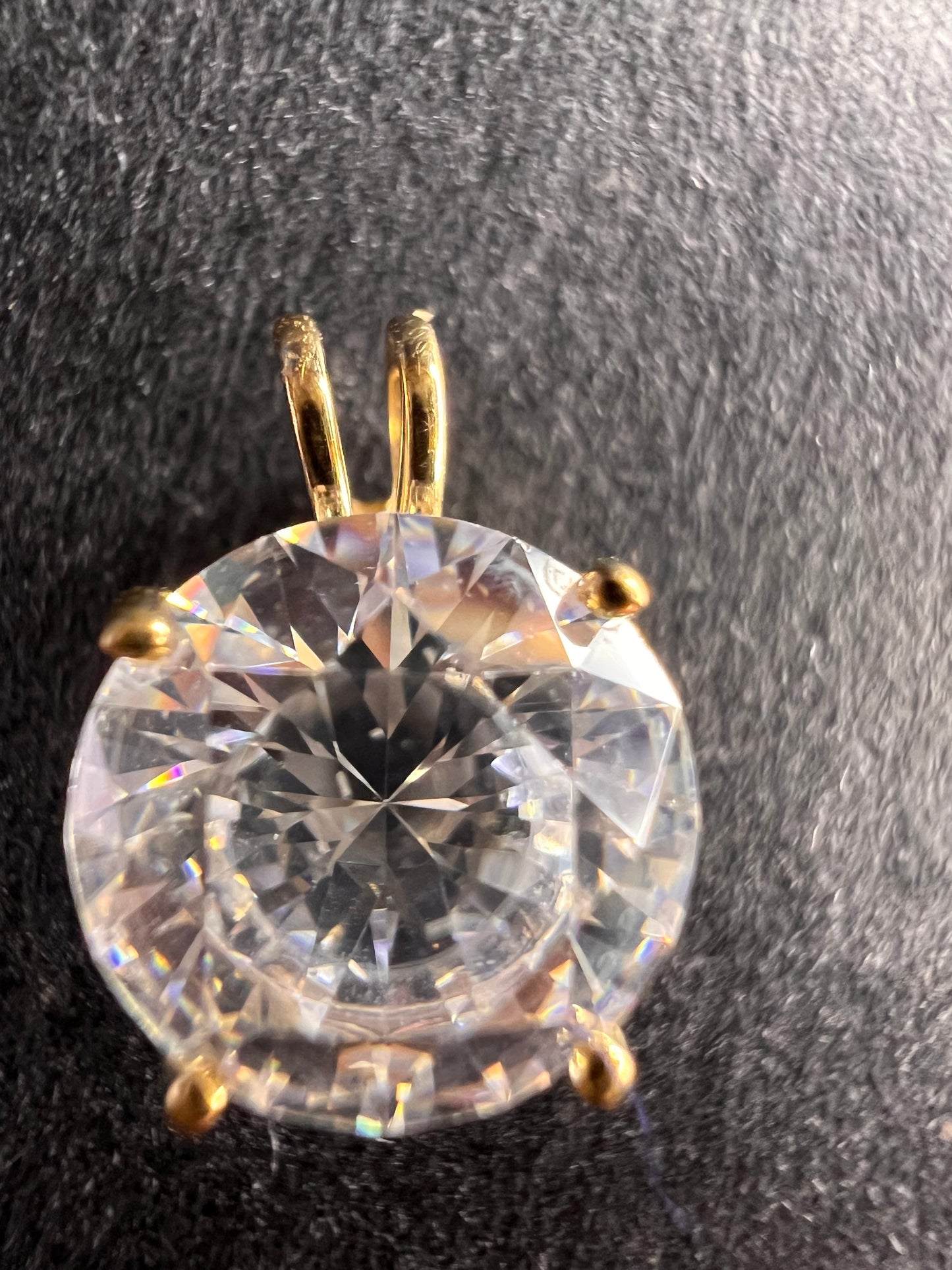 10k gold LUX 8.3mm cubic zirconia pendant