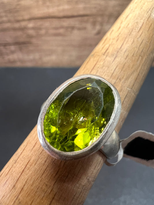 NEW size 7.5 oval cut peridot sterling silver ring 5.72 grams