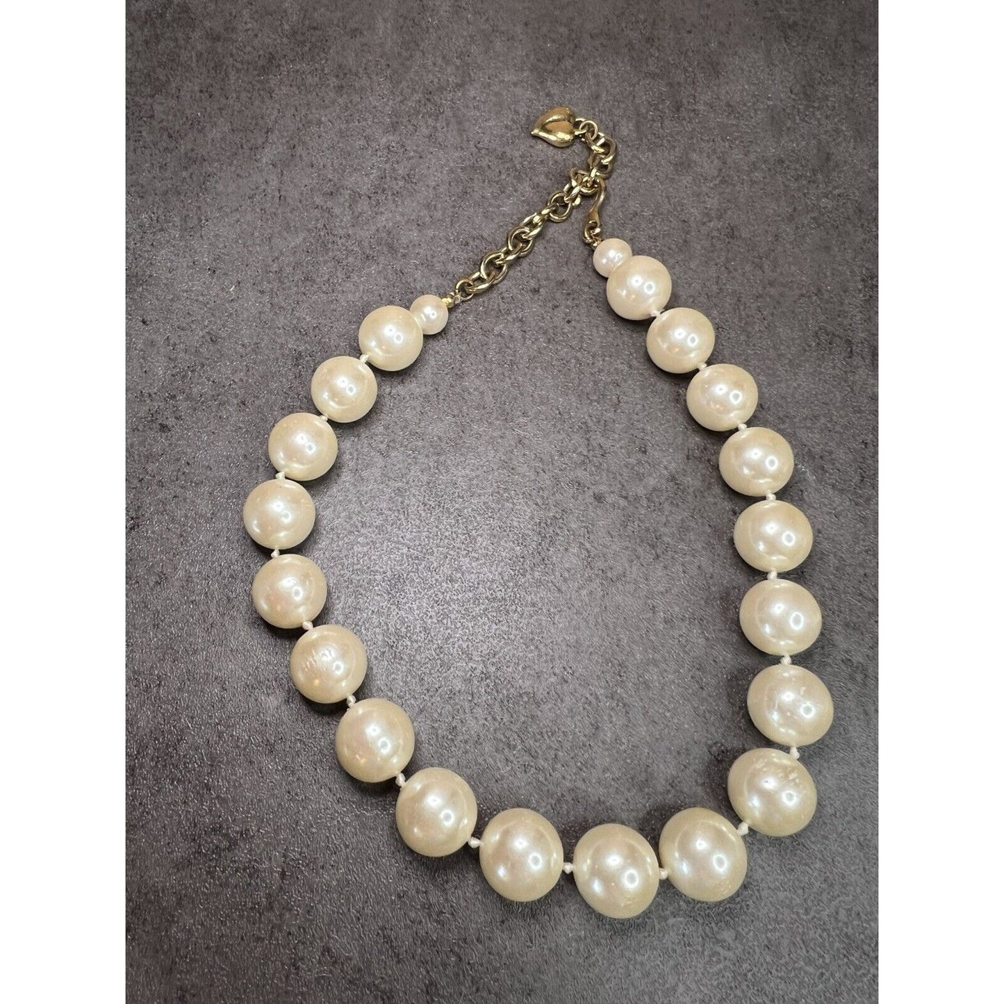 Vntg CAROLEE HAND-KNOTTED FAUX GOLD PEARL NECKLACE Gold Tone CHAIN HEART END