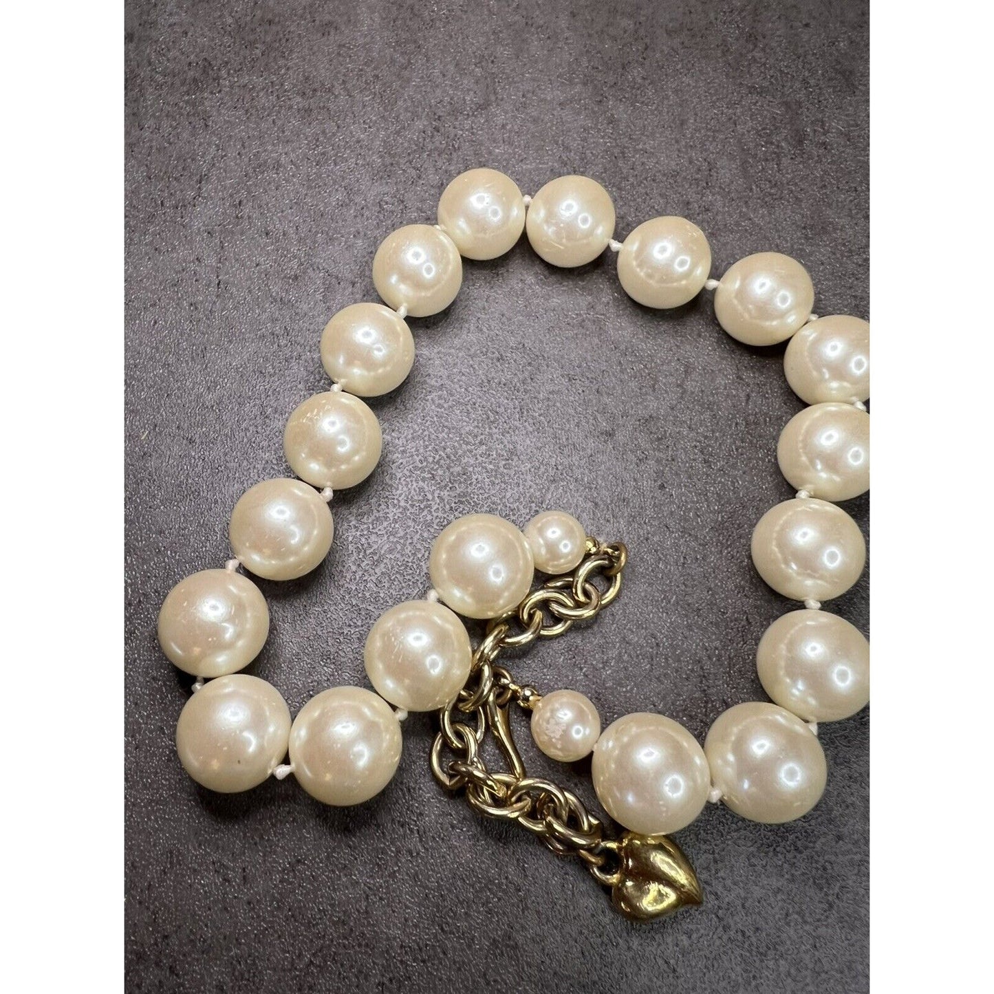 Vntg CAROLEE HAND-KNOTTED FAUX GOLD PEARL NECKLACE Gold Tone CHAIN HEART END