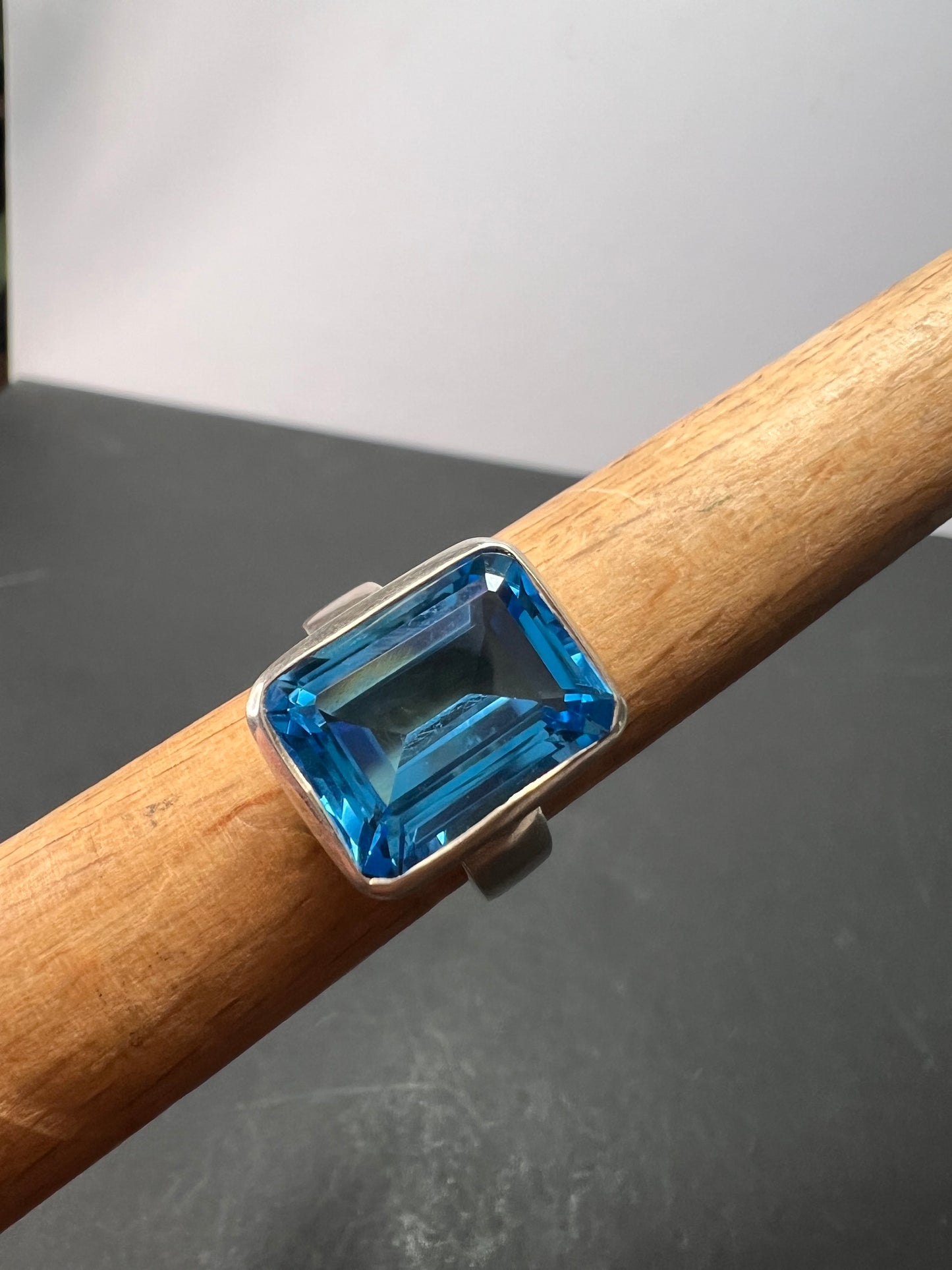 NEW Swiss blue topaz sterling silver ring size 7 / 9.43 grams