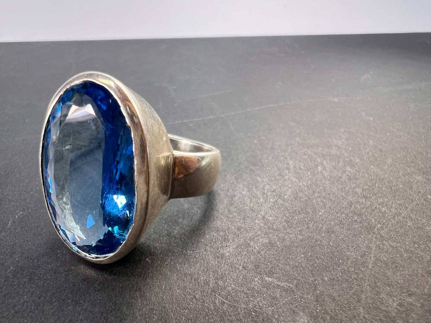 NEW size 8 Swiss blue topaz sterling silver ring size 11.70 grams