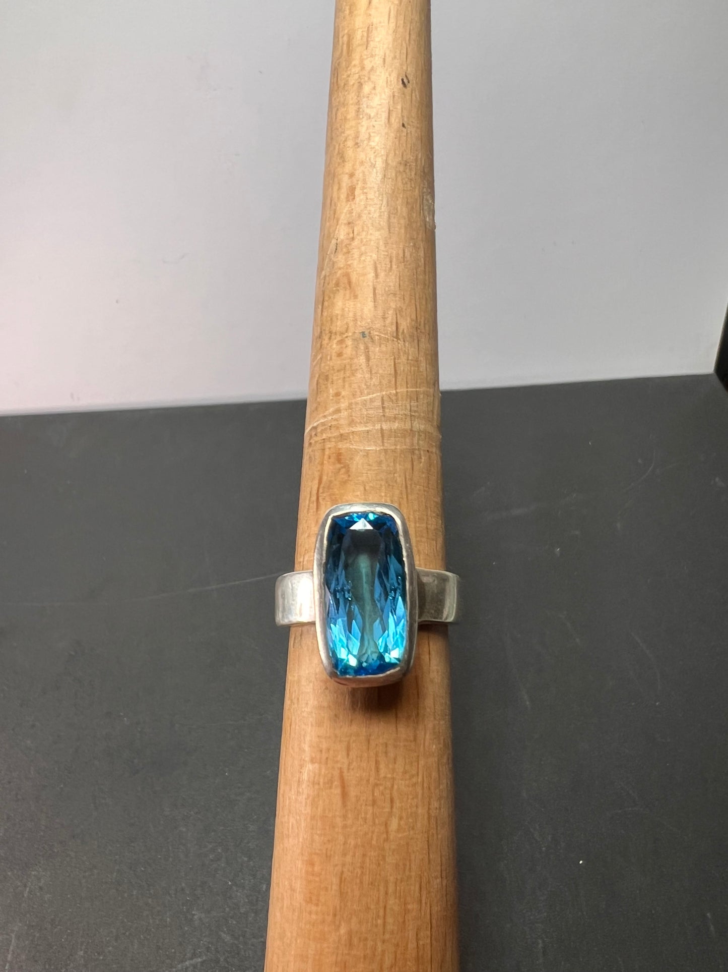 NEW size 8 Swiss blue topaz sterling silver ring size 8.17 grams