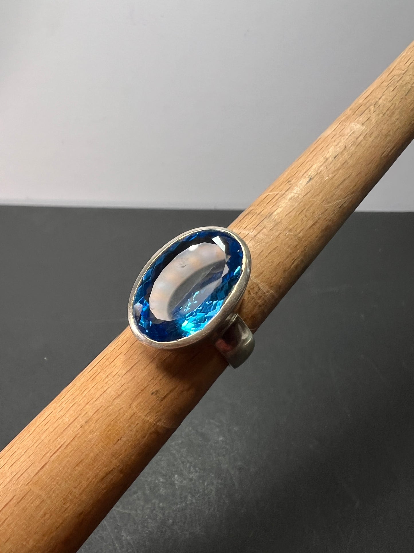 NEW size 8 Swiss blue topaz sterling silver ring size 11.70 grams