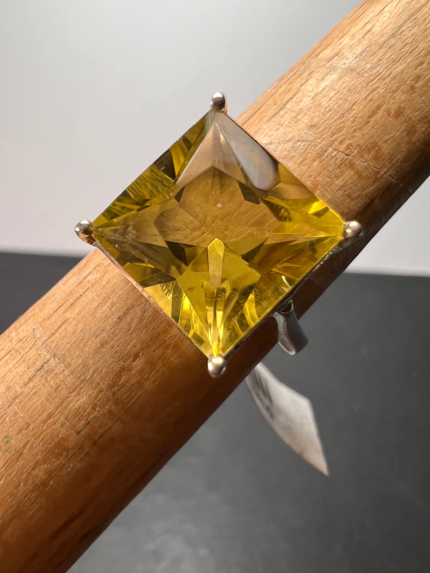 New with tag size 7 sterling silver lemon quartz ring 5.10 grams
