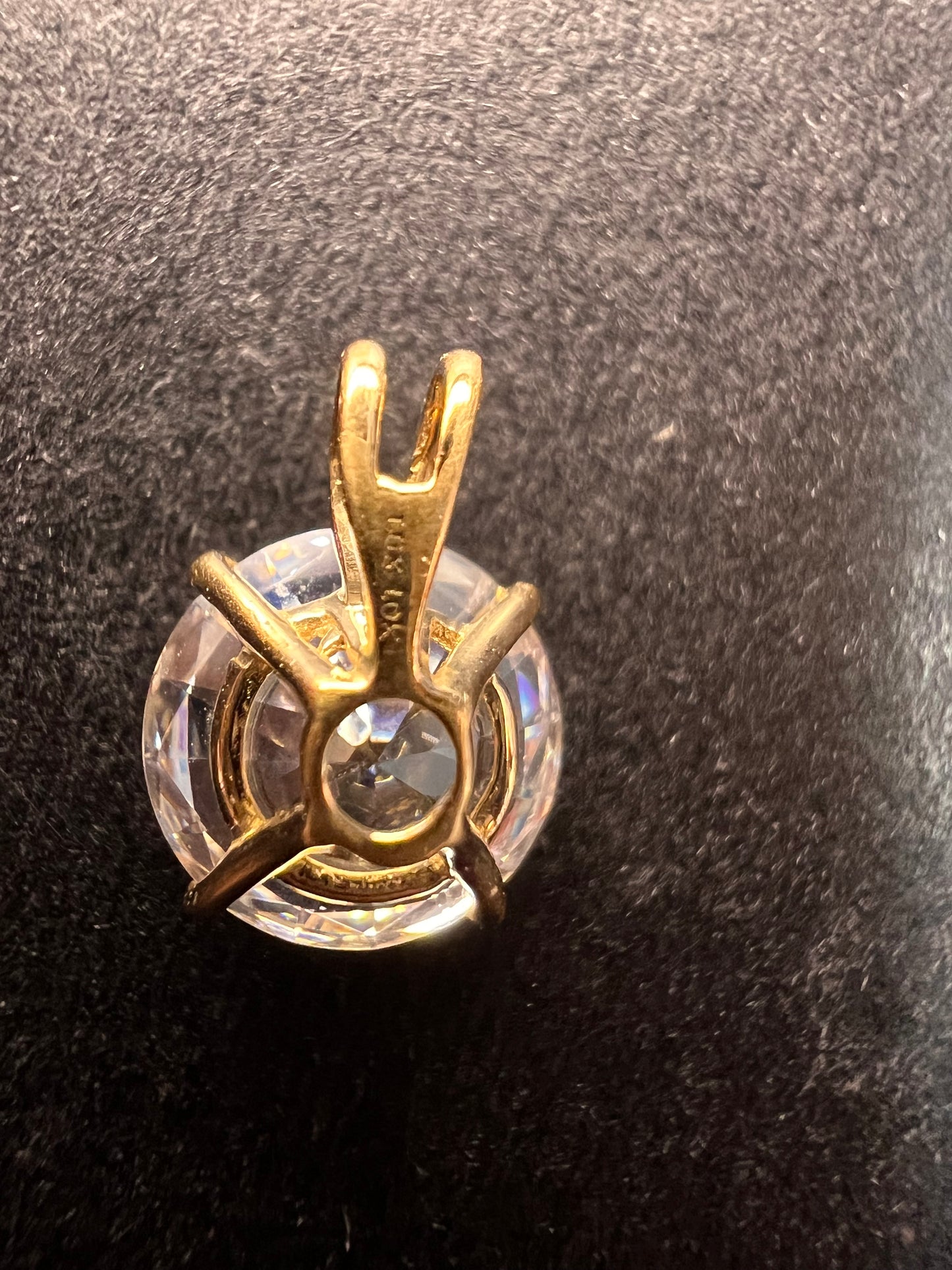 10k gold LUX 8.3mm cubic zirconia pendant