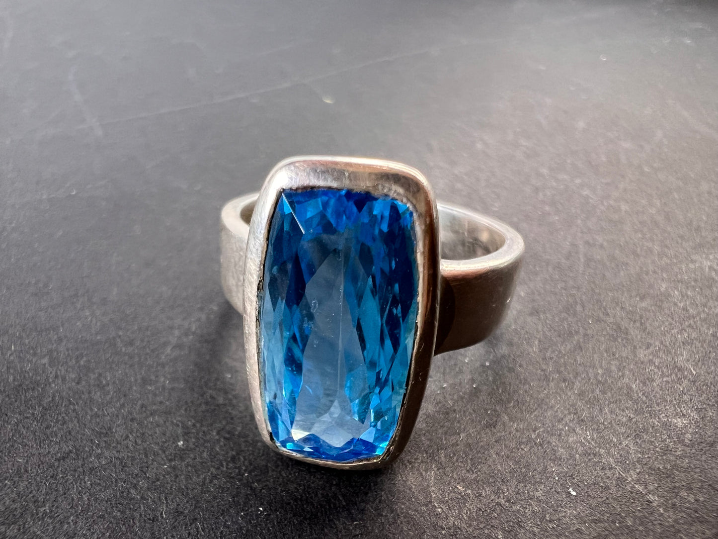 NEW size 8 Swiss blue topaz sterling silver ring size 8.17 grams