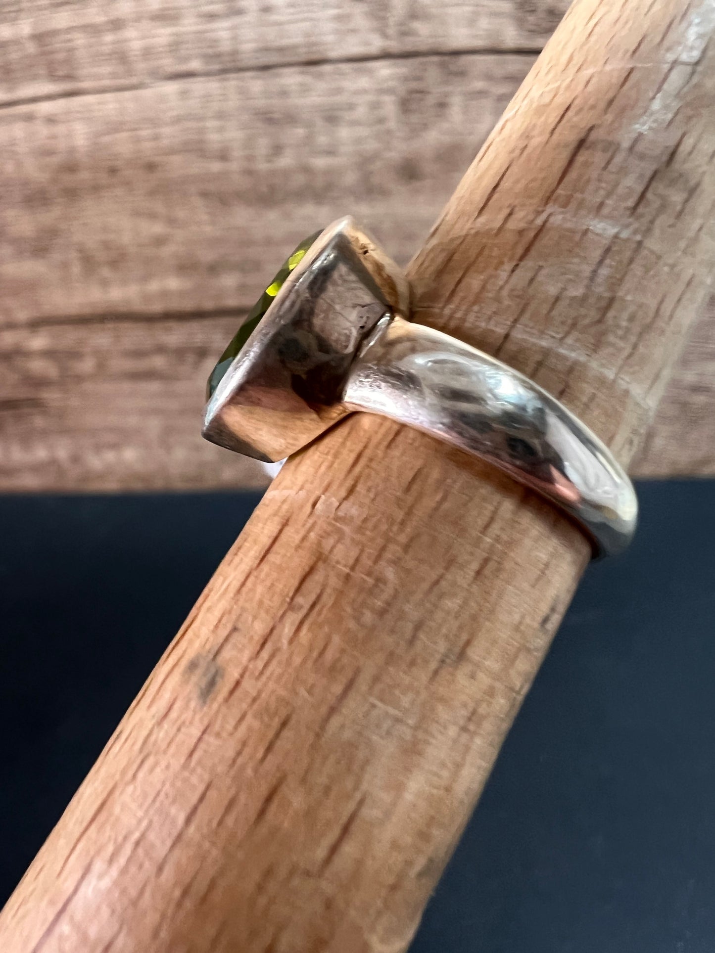 NEW size 7.5 peridot oval cut gemstone sterling silver ring 5.96 grams