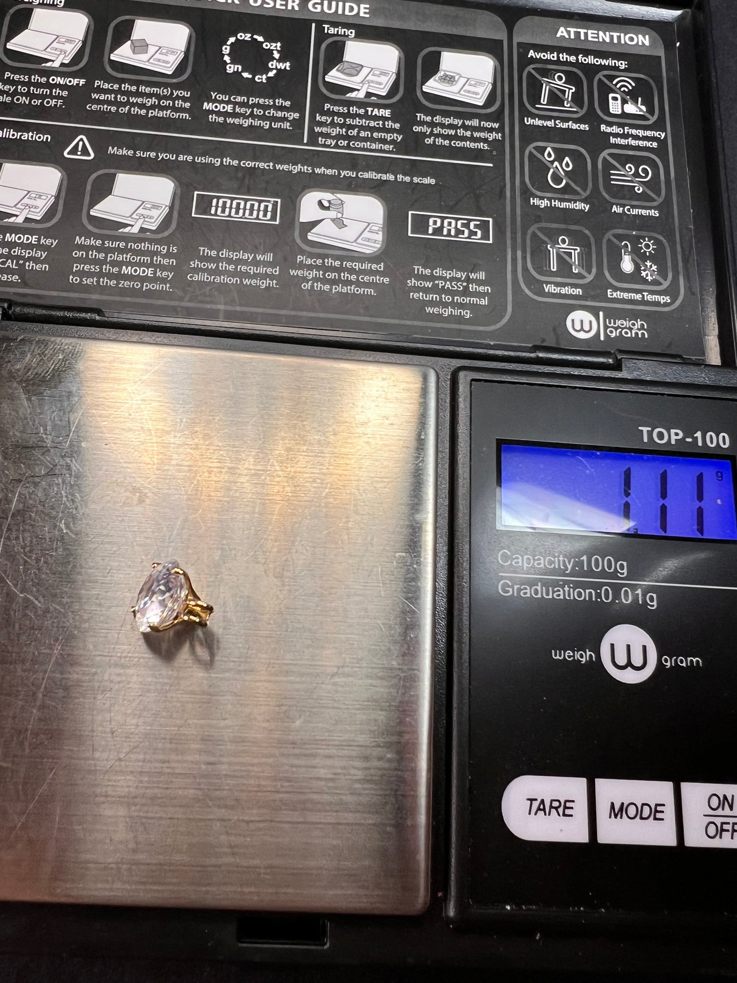 10k gold LUX 8.3mm cubic zirconia pendant