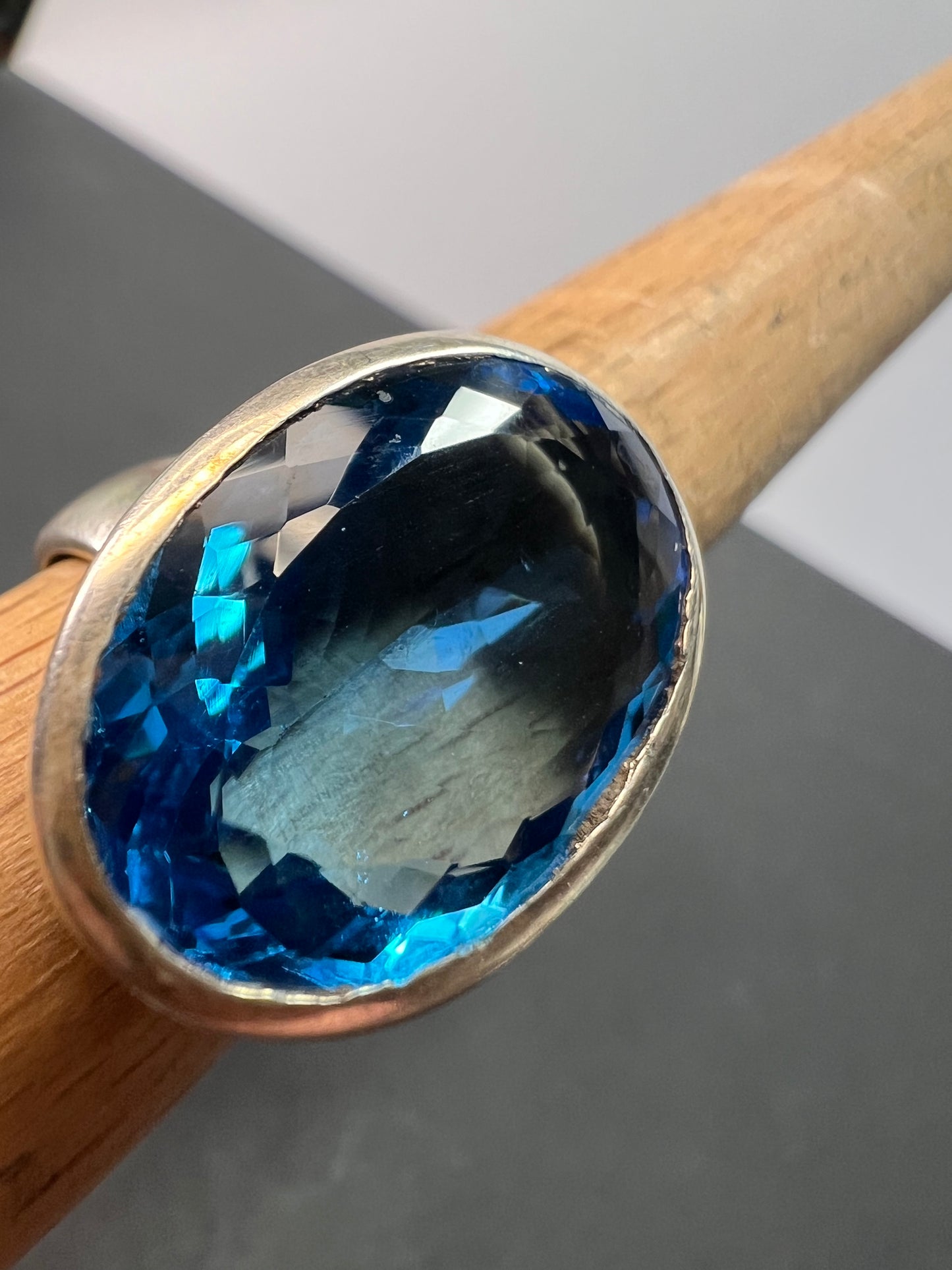 NEW size 8 Swiss blue topaz sterling silver ring size 11.70 grams