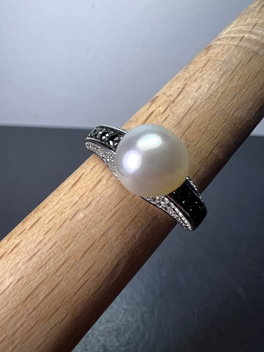 White cultured pearl and black spinel sterling silver ring size 9