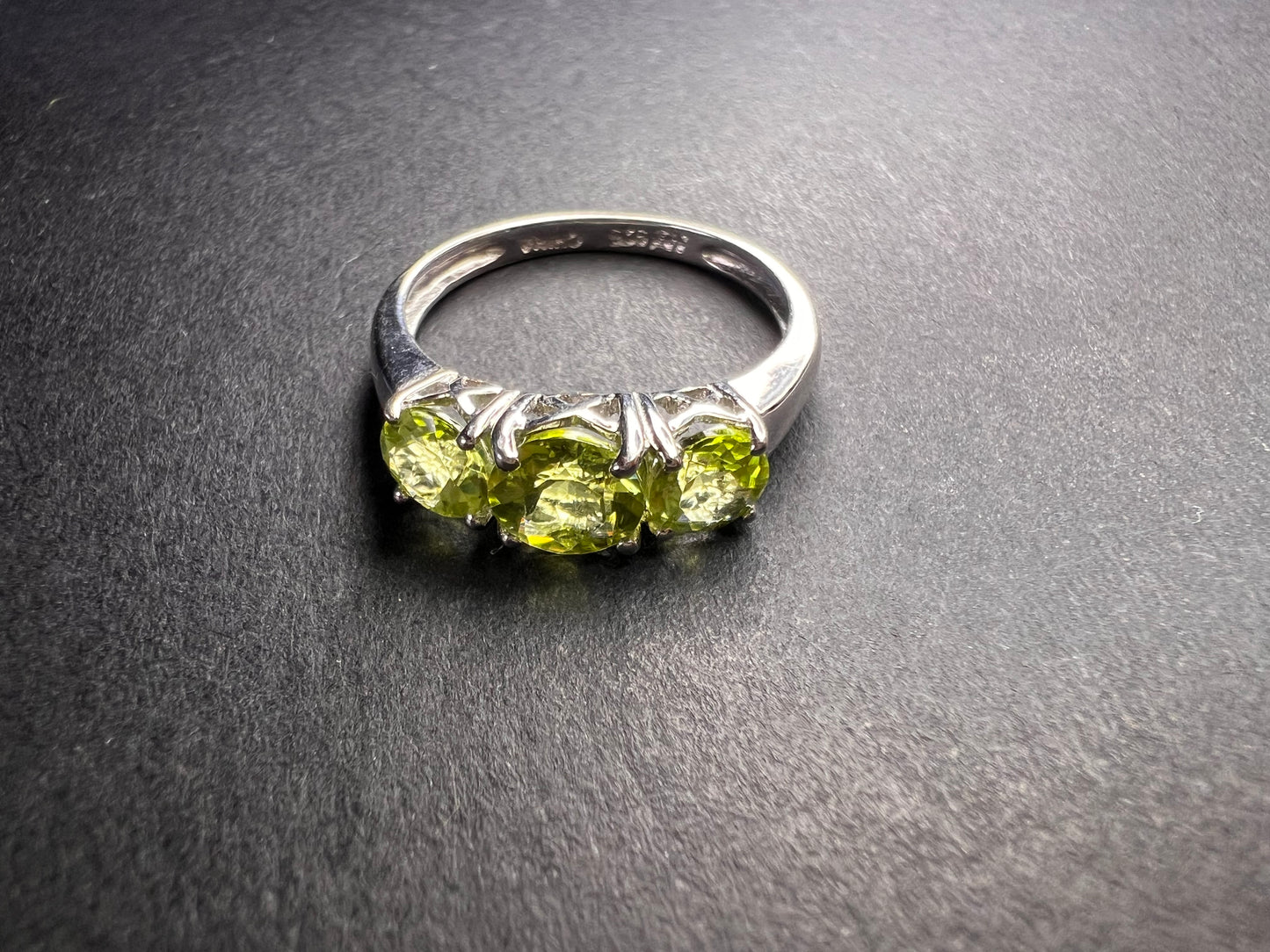 Vintage peridot three stone sterling silver ring size 7