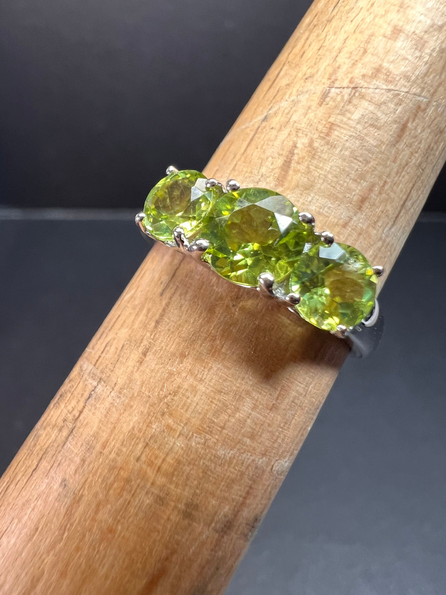 Vintage peridot three stone sterling silver ring size 7