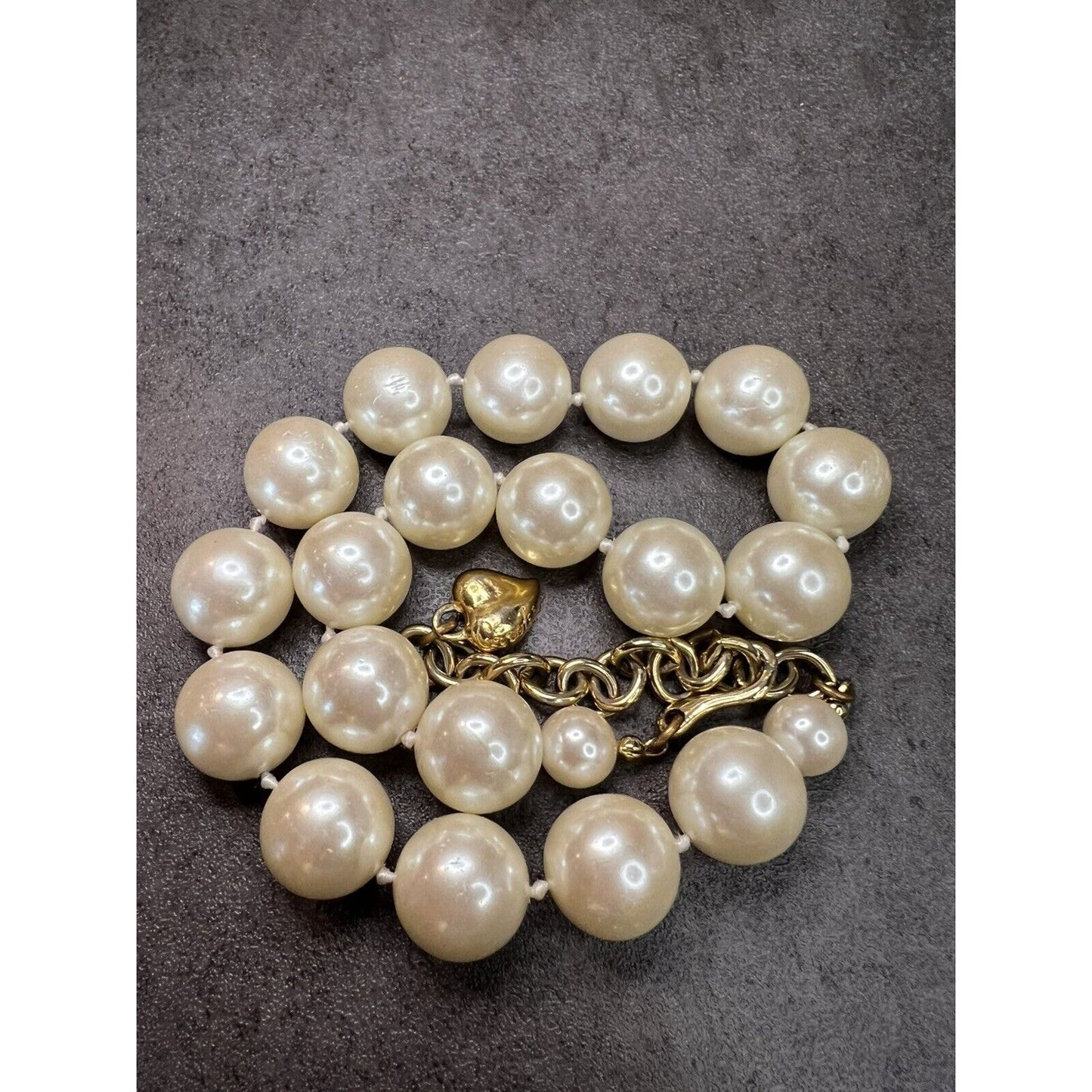 Vntg CAROLEE HAND-KNOTTED FAUX GOLD PEARL NECKLACE Gold Tone CHAIN HEART END