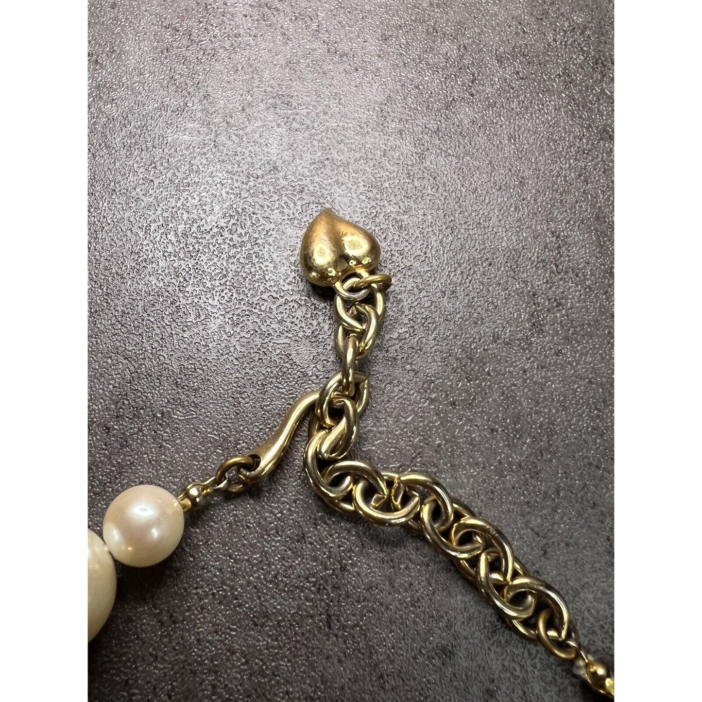 Vntg CAROLEE HAND-KNOTTED FAUX GOLD PEARL NECKLACE Gold Tone CHAIN HEART END