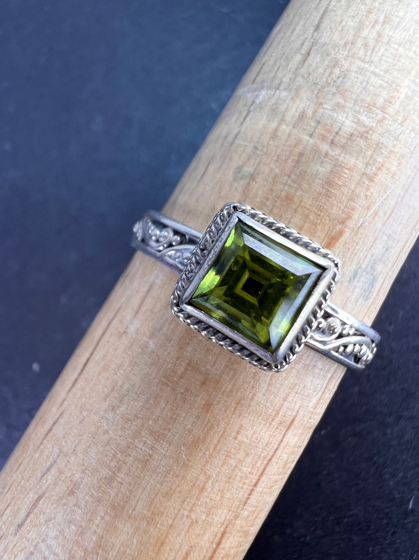 Sarda designer peridot and sterling silver ring size 9