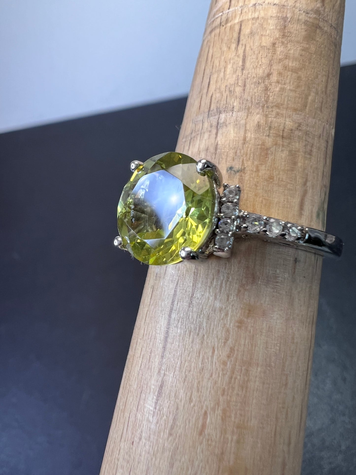 Ouro verde / lemon Quartz and white zircon sterling ring size 9