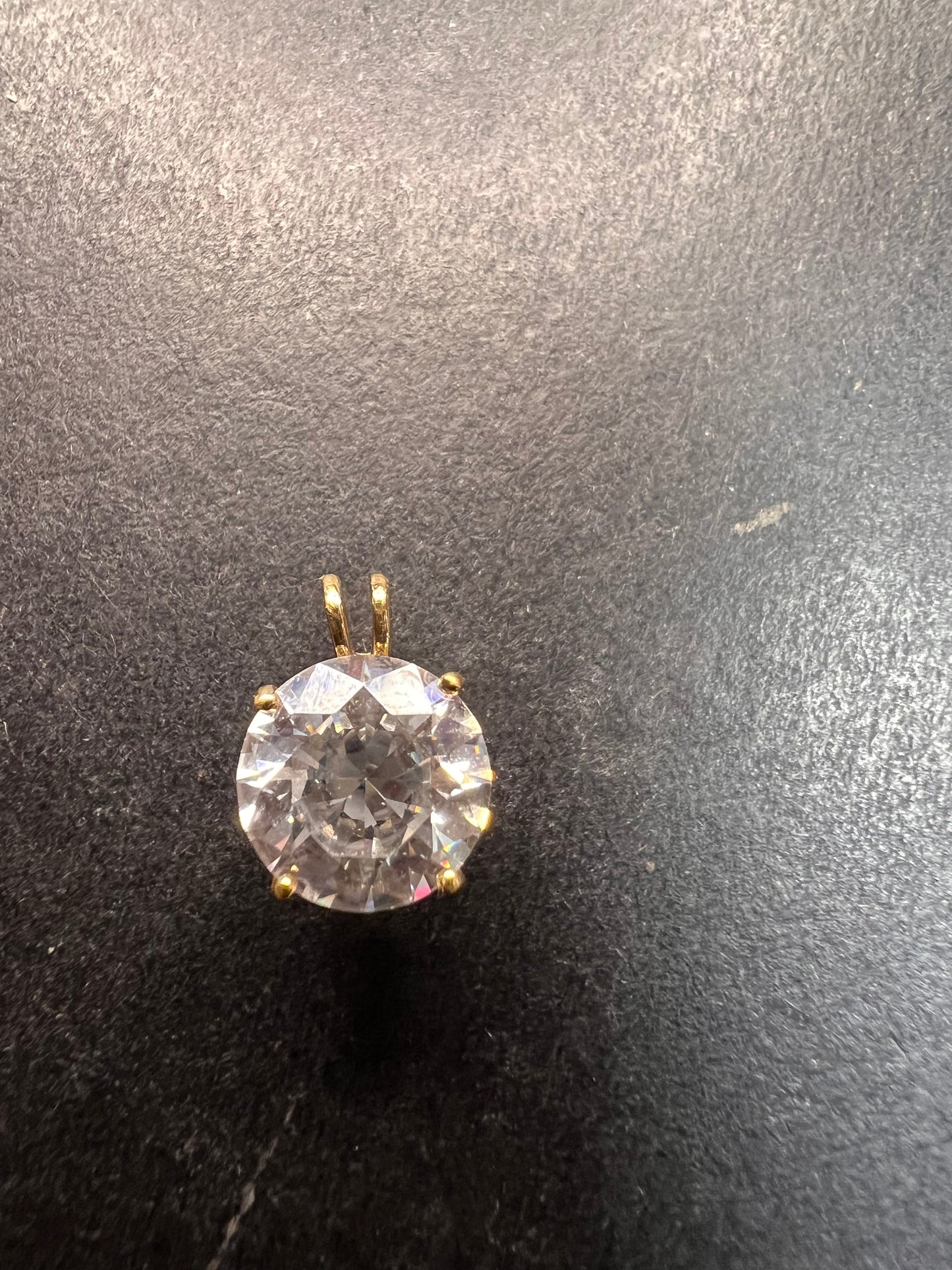 10k gold LUX 8.3mm cubic zirconia pendant