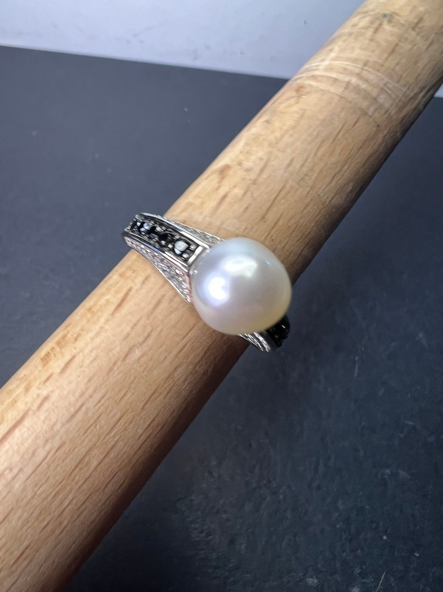 White cultured pearl and black spinel sterling silver ring size 9