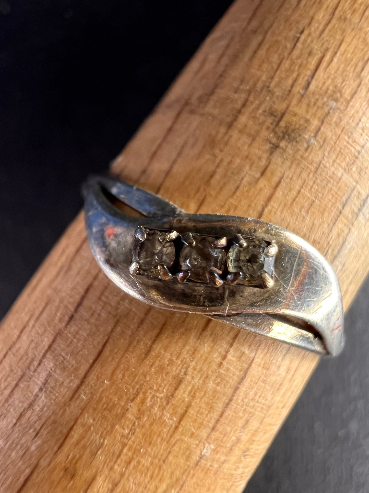 Vintage sterling silver ring with glass stones size 8