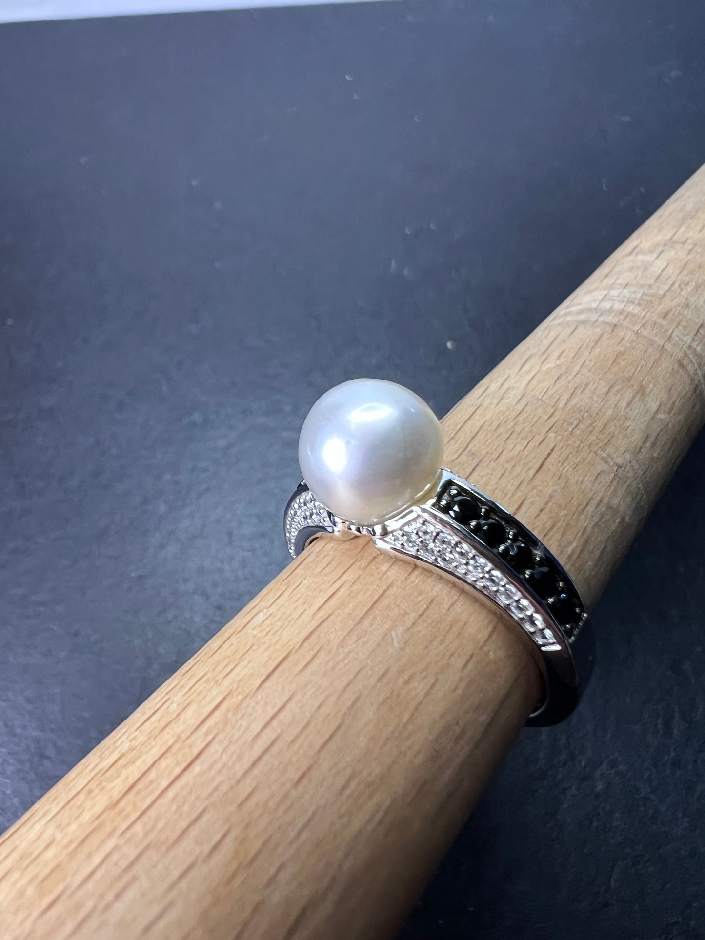 White cultured pearl and black spinel sterling silver ring size 9