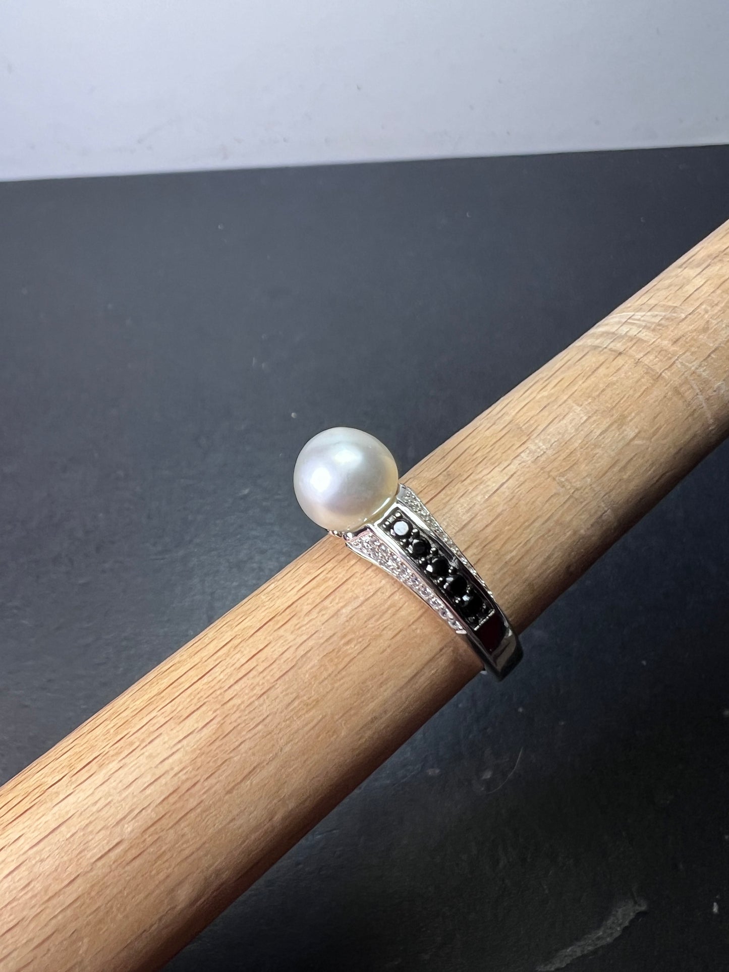 White cultured pearl and black spinel sterling silver ring size 9