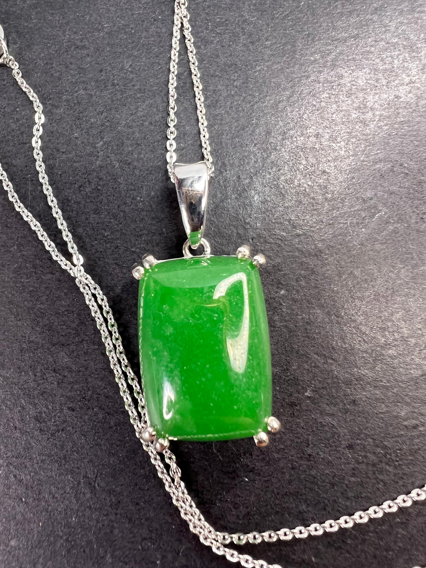 Green Jade solitaire pendant and chain necklace in platinum over sterling silver 20 inch *NEW*