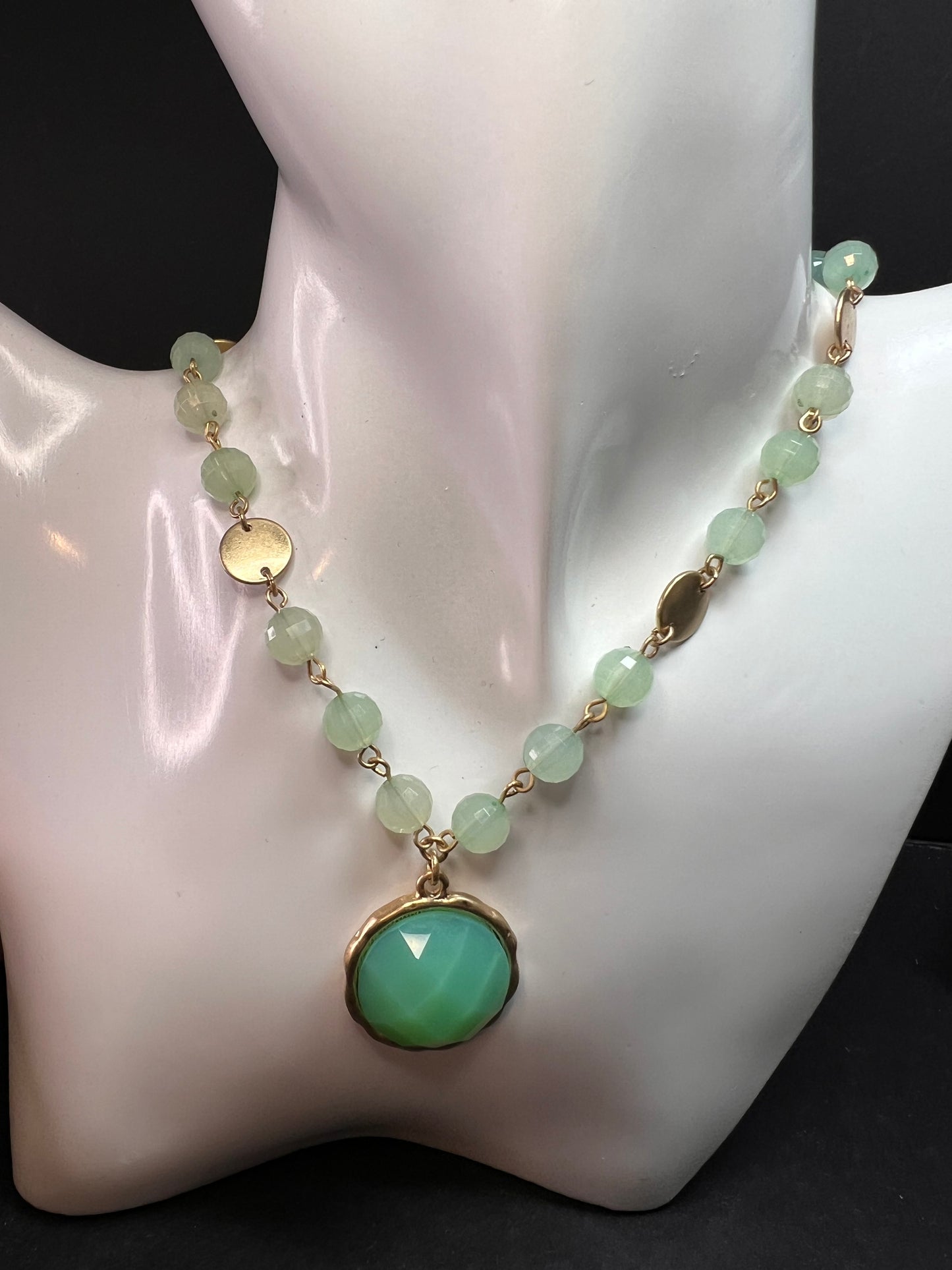 Vivi Love Green Glass Beaded Pendant Necklace Gold Tone 20in