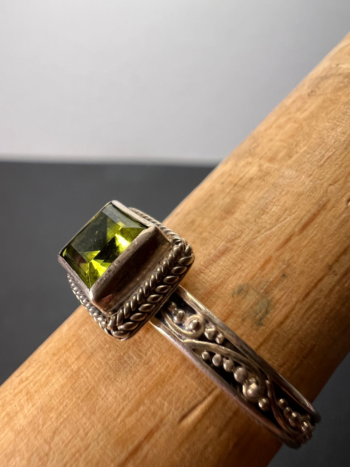 Sarda designer peridot and sterling silver ring size 9