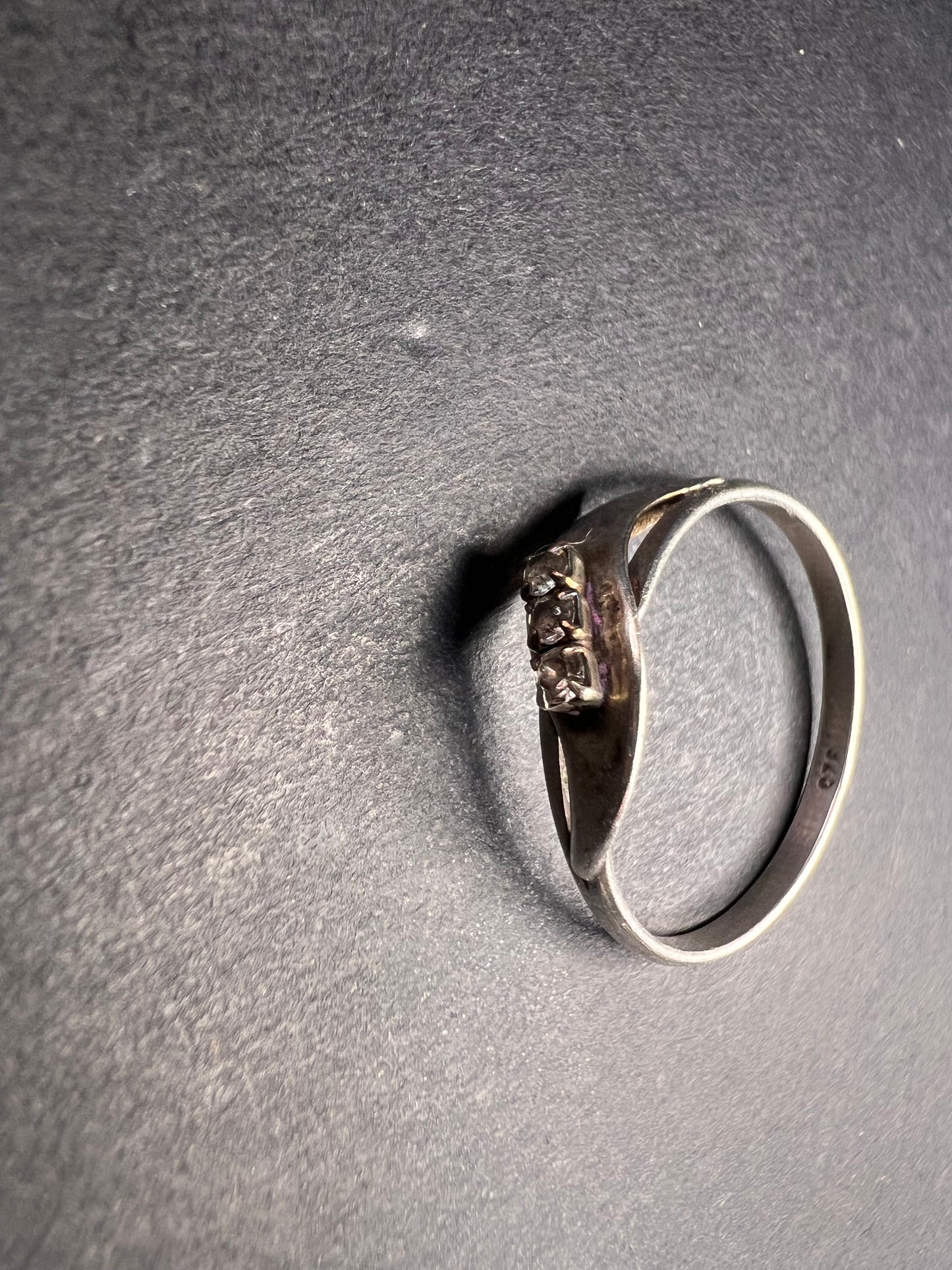 Vintage sterling silver ring with glass stones size 8