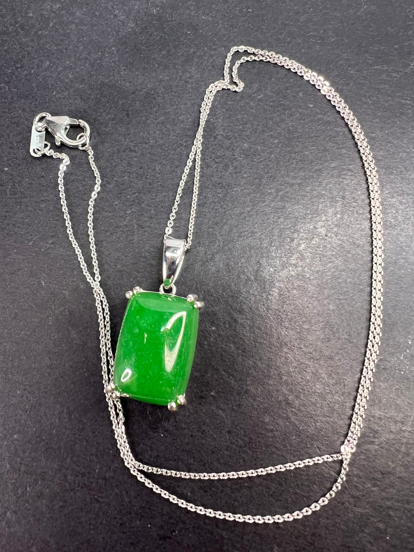 Green Jade solitaire pendant and chain necklace in platinum over sterling silver 20 inch *NEW*