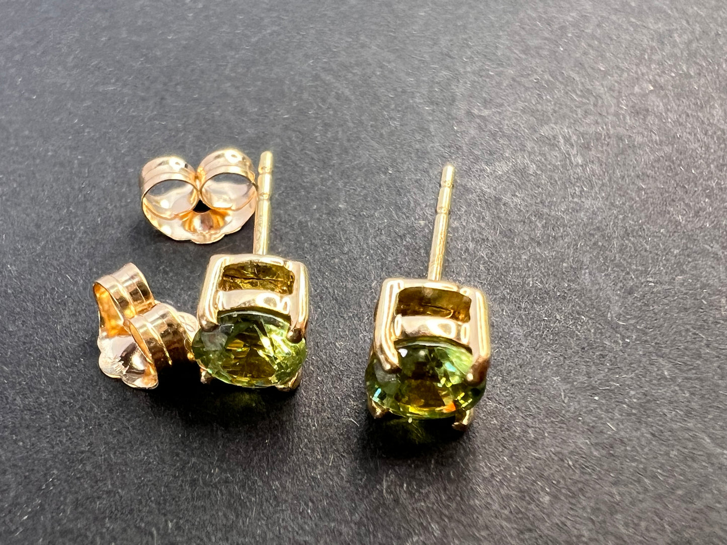 14k gold 4.5mm mint peridot stud earrings