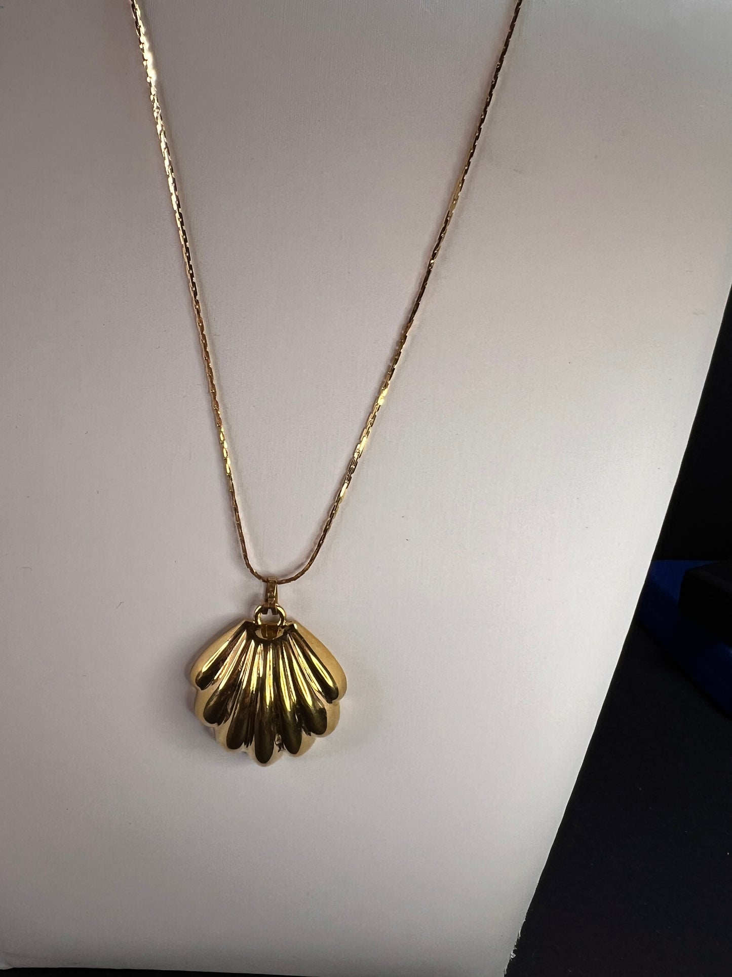 Vintage Monet Shell Pendant Necklace Gold Tone 24 Inch Coastal MCM