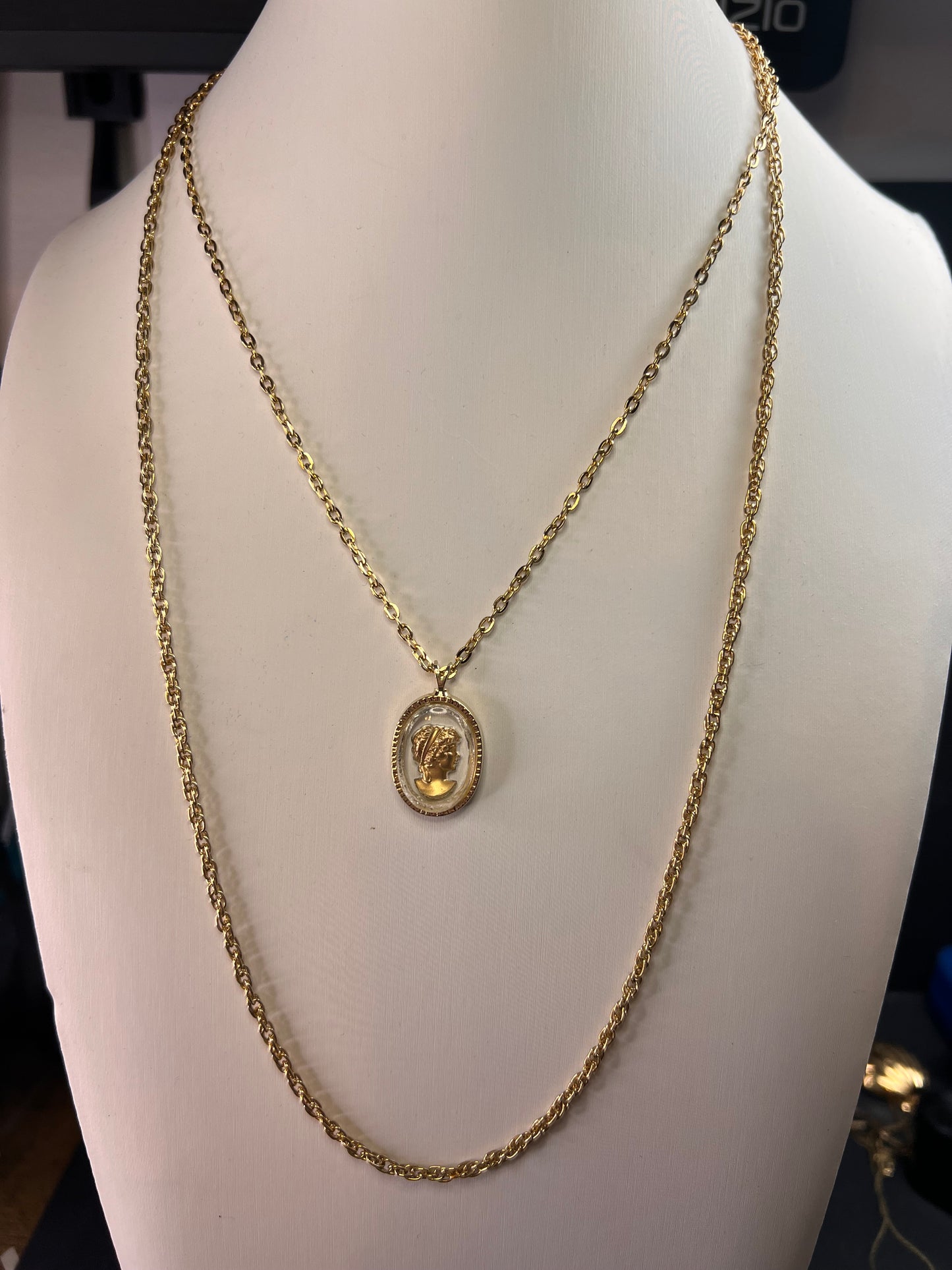 Vintage Gold Tone Roman Cameo Pendant Necklace 24 Inch Chain