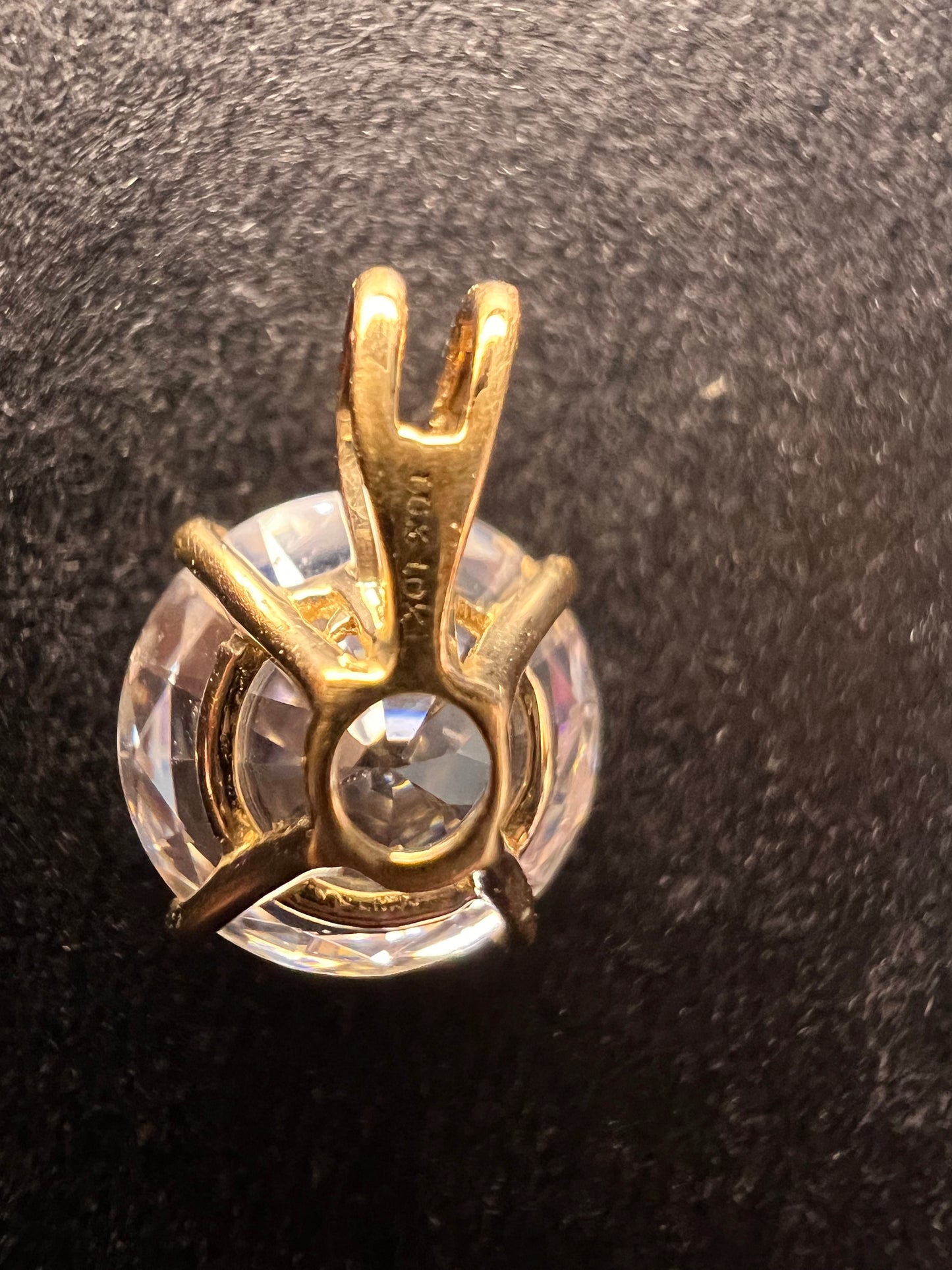 10k gold LUX 8.3mm cubic zirconia pendant