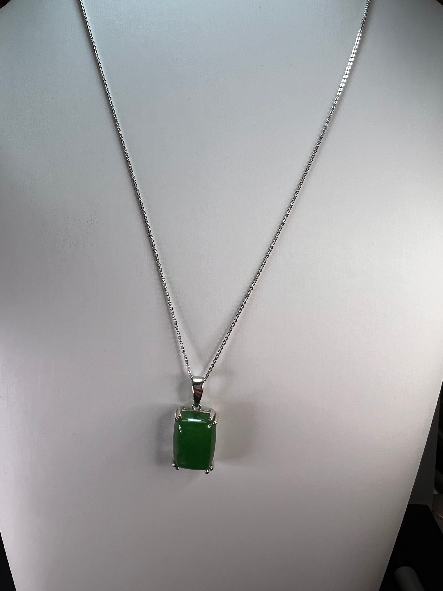 Green Jade solitaire pendant and chain necklace in platinum over sterling silver 20 inch *NEW*